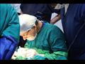 الفريق الجراحي أثناء استخراج جنين من بطن أخيه (3)