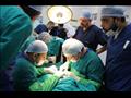 الفريق الجراحي أثناء استخراج جنين من بطن أخيه (1)