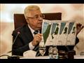 الرئيس الفلسطيني محمود عباس يعرض مطوية تظهر خرائط 