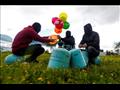 نشطاء فلسطينيون ملثمون يستعدون لإطلاق البالونات ال