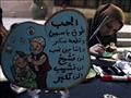 هدى عدنان الحافظ لاجئة عراقية في مصر ترسم على جذوع