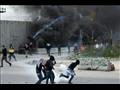 متظاهرون فلسطينيون يركضون للاحتماء خلال مواجهات مع