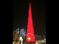 الإمارات تضيء معالمها بألوان العلم الصيني 