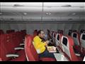 مصري يجلس وحيد داخل الطائرة