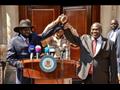 رئيس جنوب السودان سالفا كير (يسار) وزعيم المتمردين