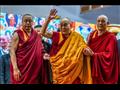 الدالاي لاما يلوح لأتباعه في مدينة بودغايا الهندية
