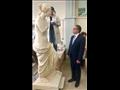 وزير السياحة والآثار يتفقد ورشة إنتاج المستنسخات الأثرية باليونان
