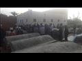 تجمع الأهالي في مقابر الشيخ مبارك أثناء دفن الطفلة