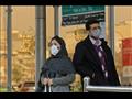 شخصان يرتديان قناعين في العاصمة طهران