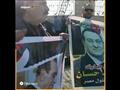 مؤيدون يرفعون لافتات حبآ لمبارك من أمام مسجد المشي