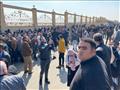 مواطنون يودعون مبارك من أمام مسجد المشير