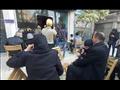 مواطنون يشاهدون جنازة مبارك بالمقهى