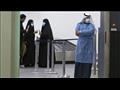 السلطات السعودية في المطار يرتدون الكمامات خوفا من