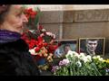 امرأة تضع الزهور في مكان اغتيال بوريس نمتسوف في مو