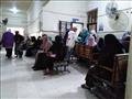 أهالي ينتظرون زيارة ذويهم  بإحدى مستشفيات الولادة بالإسكندرية