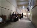 أهالي ينتظرون زيارة ذويهم  بإحدى مستشفيات الولادة بالإسكندرية 