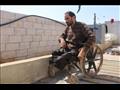 السوري إبراهيم العلي على كرسيه النقال في مخيم دير 