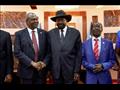 رئيس جنوب السودان سلفا كير (وسط) يصافح نائبه رياك 