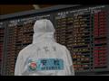 عنصر أمن في مطار شنغهاي ببزة واقية