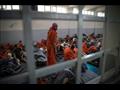 معتقلون من عناصر تنظيم الدولة الإسلامية يجلسون أرض