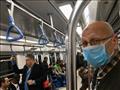 مواطنون يرتدون الكمامات داخل مترو الأنفاق