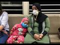 مواطنون يرتدون الكمامات داخل مترو الأنفاق