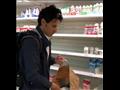لاجئ سوري يتسوق لأجل المسنين في سويسرا