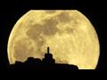 آخر ظهور لقمر الدودة العملاق في إسبانيا.. الصورة م