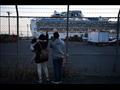 أقارب المعزولين في الحجر الصحي بسفينة ديتموند برينسيس يلوحون لهم أثناء مغادرتها ميناء يوكوهاما الياباني