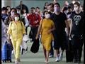 رُكاب يرتدون أقنعة عند وصولهم إلى مطار نينوي أكينو الدولي في مانيلا  بالفلبين