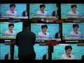 رجل يُتابع أمام شاشات التلفزيون خطابًا من الرئيس التنفيذي لهونج كونج كاري لام في 3 فبراير حول الفيروس حيث قالت إن المدينة يجب أن تغلق كافة نقاطها الحدودية مع الصين