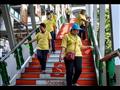 فريق من المتطوعين يطهر جسر للمشاة في بانكوك  بتايلاند