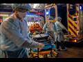 مسعفون يحملون نقالة قبالة سيارة إسعاف في هونج كونج
