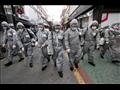 جنود يرشون مُطهرات في شارع للتسوق بمدينة سول في كوريا الجنوبية