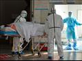 عاملون طبيون ينقلون مريض بكورونا إلى غرفة عزل بمستشفي في فويانج بالصين