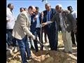محافظ أسوان يزرع شجرة ضمن مبادرة حنجملها