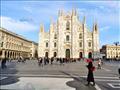  ميلانو أمام كاتدرائية الدومو أحد أشهر المعالم الس