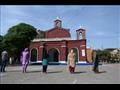مسيحيون يصلون في خارج إحدى كنائس لاهور