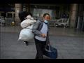 مسافر يرتدي قناعا واقيا في بكين