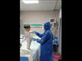 ممرضة تداعب طفلة