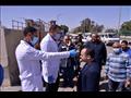 محافظ أسيوط يترأس حملة تطهير موقف نزلة عبداللاه وإجراء كشف حراري للمترددين (18)