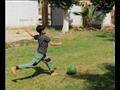 أطفال يستمتعون بلعب الكرة في شم النسيم