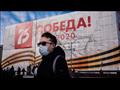 مواطن روسي يرتدي الكمامة خوفا من كورونا