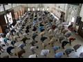 مصلون يلتزمون التباعد الاجتماعي في مسجد بكراتشي خل