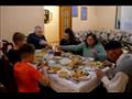 عائلة خوجة أثناء تناولهم وجبة الإفطار في تيرانا