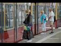 مواطنون يضعون الكمامات في محطة قطارات في برلين في 