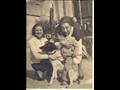 مع والدته وصديقتها الايطالية وكلبها في بداية عامه الثاني سنة 1936