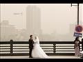 زفاف عروسين وسط العاصفة الرملية 