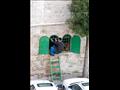عائلة فلسطينية تضطر لدخول منزلها من الشباك بسبب ال