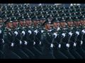 جنود صينيون خلال عرض عسكري في ساحة تيانانمين في بك